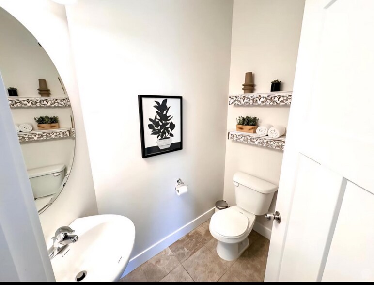 Building Photo - 220 Whitewater Dr