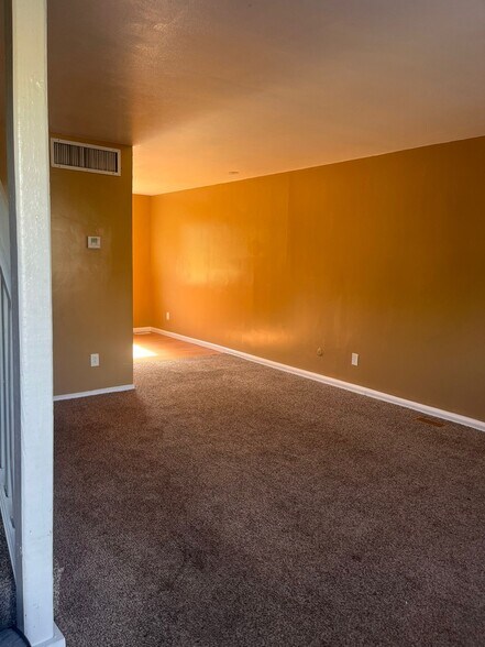 Building Photo - 2016 Hickorydale Dr