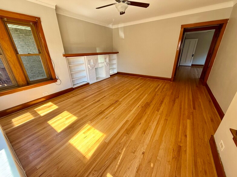 Living Room - 5336 W Dakin St