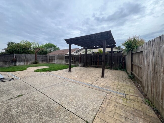 Building Photo - Beautiful 3 Bed, 2 Bath Home