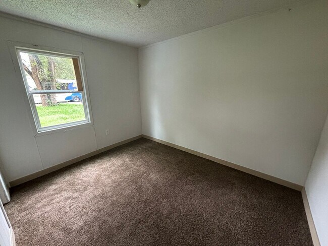 Building Photo - 3 bed 1 bath!