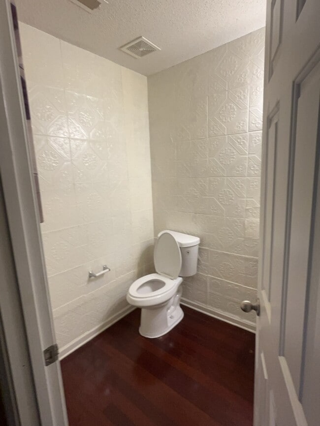 Building Photo - Spacious 4-Bedroom Home with Expansive Lof...