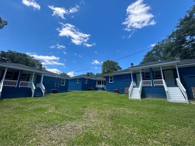 Building Photo - Convenient Columbia Living – Renovated Duplex Near Two Notch & Forest Dr