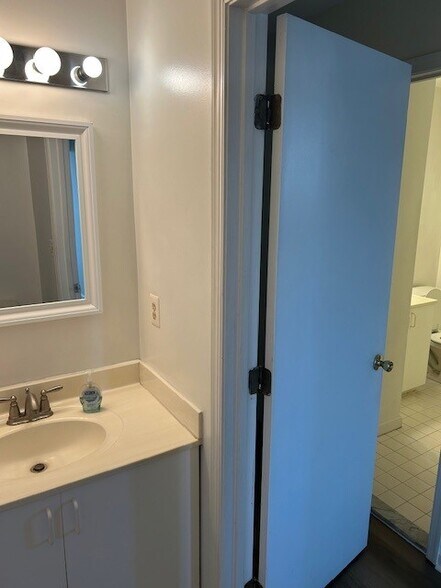 Building Photo - 1404 E Baltimore St