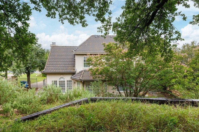 Building Photo - Spacious 3 Bed, 2.5 Bath in Prime Lakeway Location