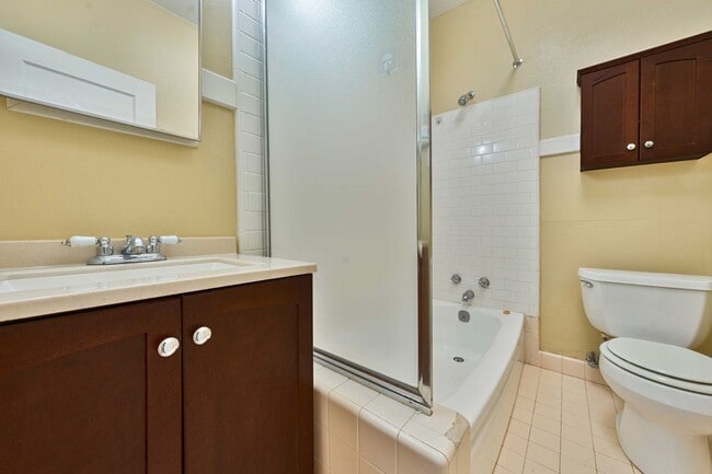 Building Photo - Charming Midtown 1-Bedroom Apartment with ...