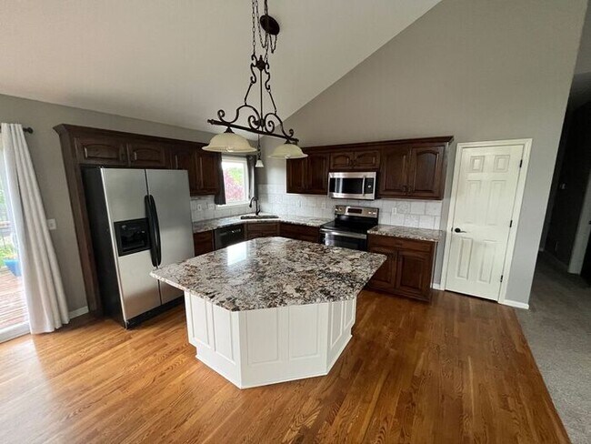 Building Photo - 5 Bedroom, 3 Bathroom California Split Sty...