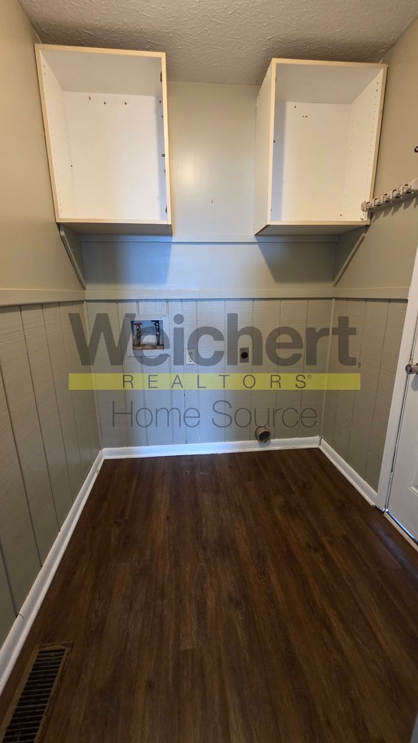 Building Photo - 3 bedroom, 2 bath Two-Story Home South Jonesboro