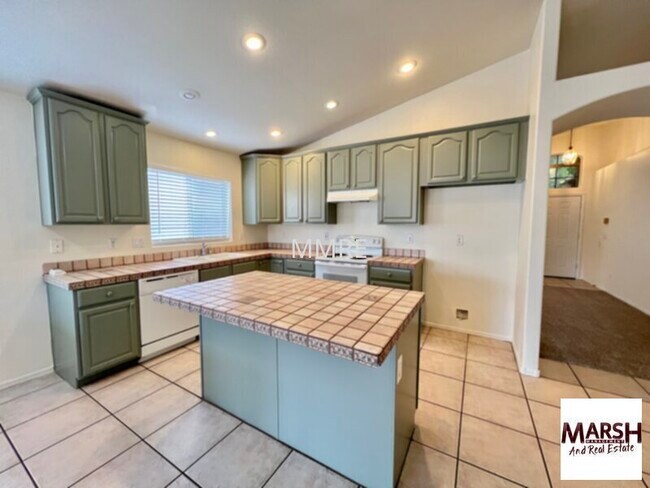 Building Photo - 4 bedrooms with lots of living space in Chandler!