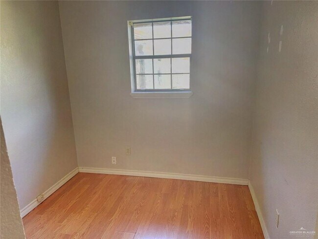 Building Photo - 120 E Gardenia Ave