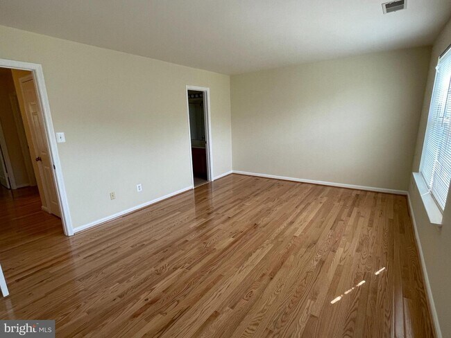 Building Photo - 5693 Sherborne Knolls