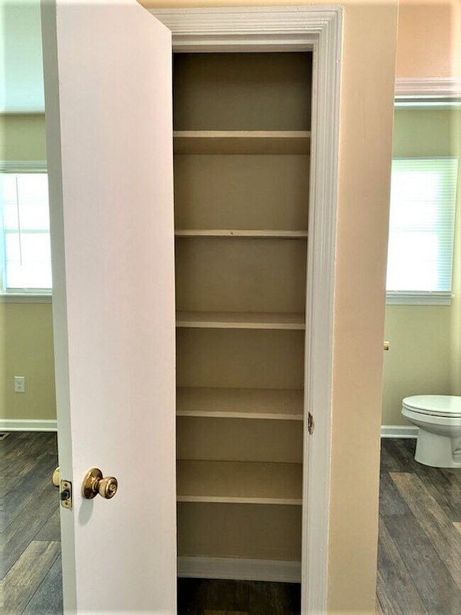 Building Photo - Move In Special!! 1/2 Off First Month's Re...