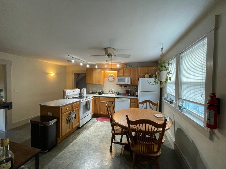 Building Photo - 17 Summer St