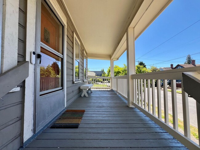 Building Photo - Charming Clinton Neighborhood Home 2 Bed 2 Bath — Close to Downtown & Division Street!