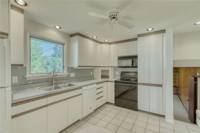 Building Photo - 241 Willowcrest Dr