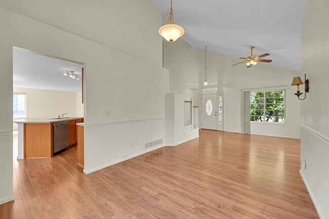 Building Photo - $3,095.00, 3-bed, 3.5-bath with bonus room...