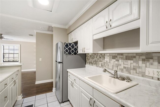 Building Photo - 3909 W Iowa Ave