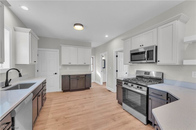 Building Photo - 1330 W 67th St