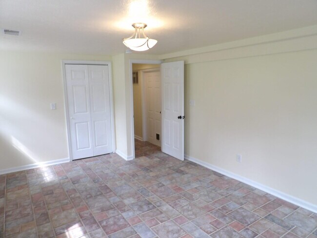 Building Photo - 102 Cedar Dr