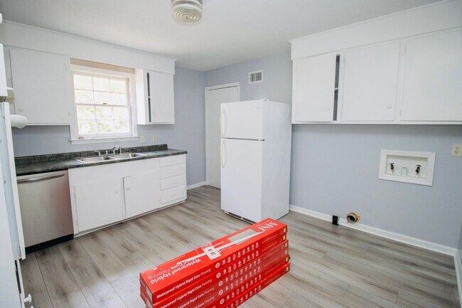 Building Photo - Spacious 2 Bedroom, 1 Bath - Available NOW!