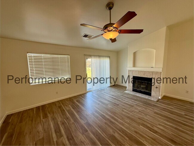 Building Photo - Stunning 5 Bed/2 Bath NW Bakersfield Home