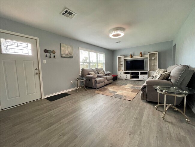 Building Photo - 1116 Lake St