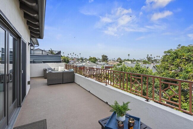 Building Photo - Stunning, Modern and Immaculate 3/BR 2.5/B...