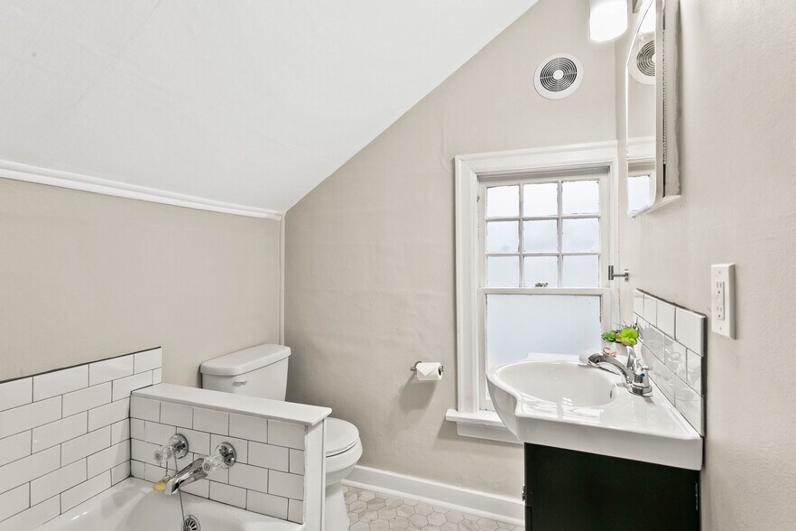 Upper Bathroom (tub) - 307 E 29th Ave