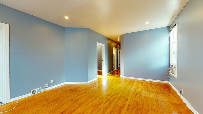 Building Photo - 702 W Schubert Ave