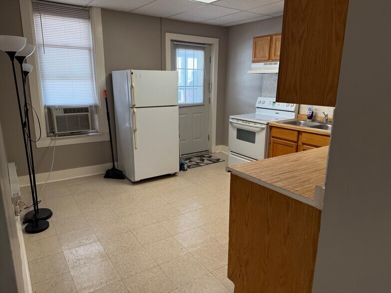 Large kitchen - 120 N Meridian St