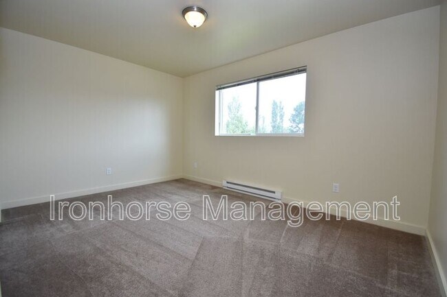 Building Photo - 807 W Villard St