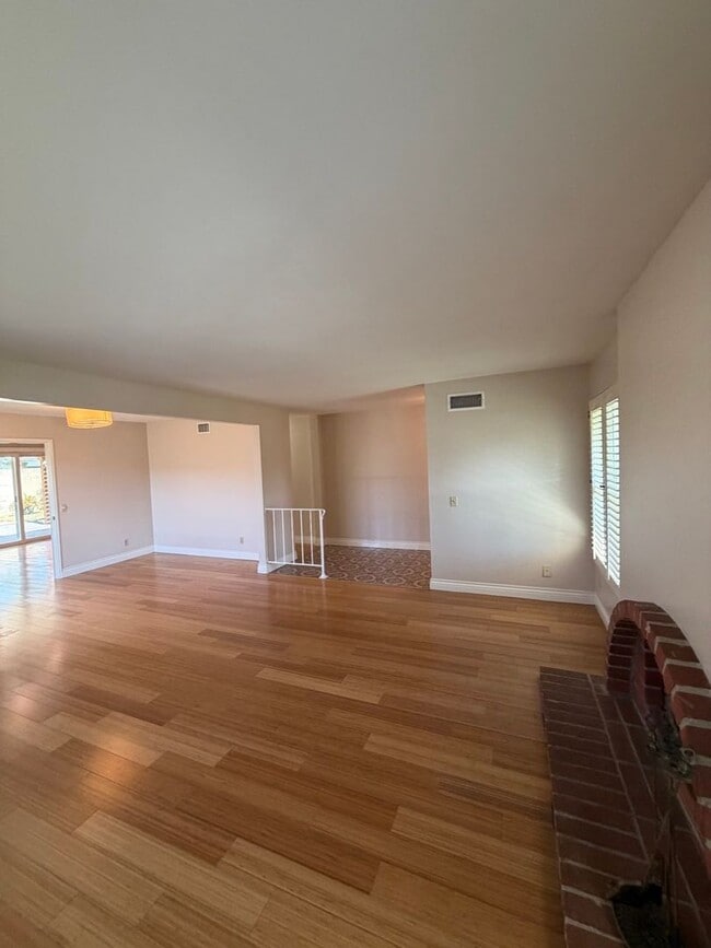 Building Photo - Beautiful 3 Bedroom Home in Avocado Heights