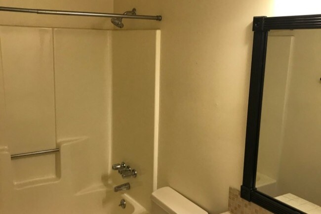 Guest Bath - 4448 Huntington Dr