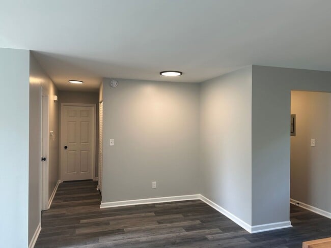Building Photo - *JULY SPECIAL* Reduced Rent! Fully Renovat...