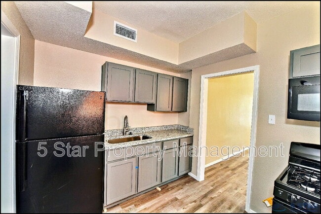 Building Photo - 615 Arizona Ave