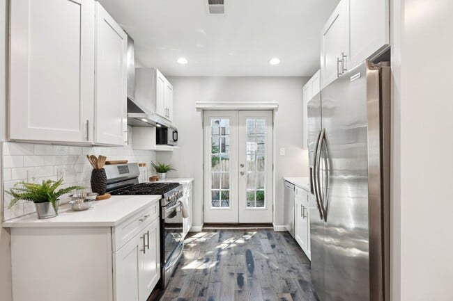 Building Photo - Grays Ferry beauty!