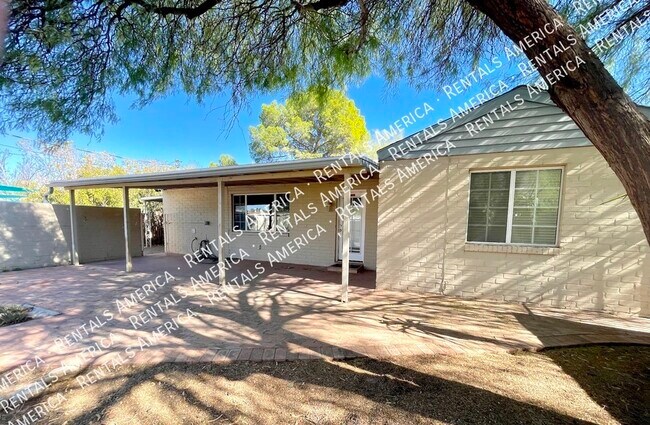 Building Photo - Mid-century charmer near University of Ari...