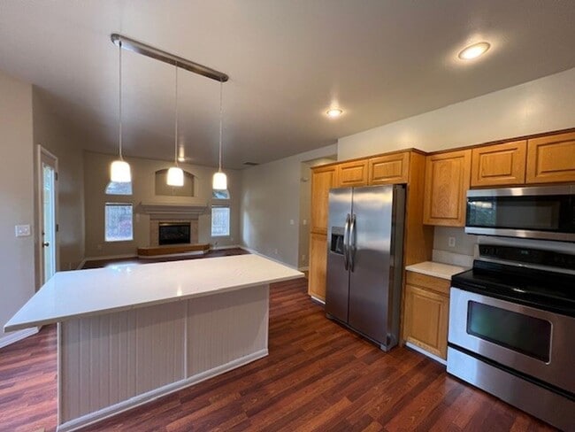 Building Photo - Beautiful 5bd 3ba home on corner lot, Edge...