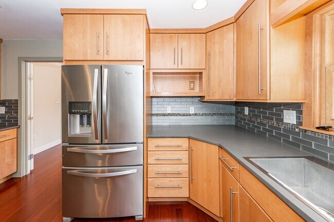 Building Photo - 4 Bedroom 2.5 Bath House in Montclair - We...