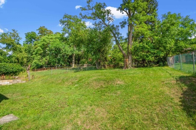 Building Photo - Stunning 3 bedroom home in Penn Hills avai...