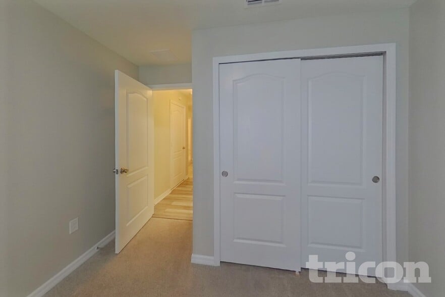 Building Photo - 2244 Gladiolus Ln