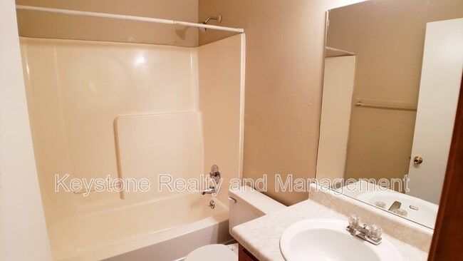Building Photo - 706 Peachers Dr