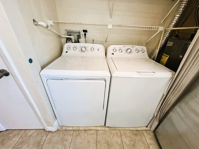 Building Photo - Updated 2 Bedroom, 2 Bath Condo (Available Immediately)