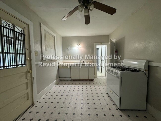 Building Photo - 2 Bed 1 Bath in Midtown!