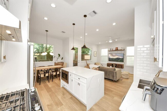 Building Photo - 849 Martin St