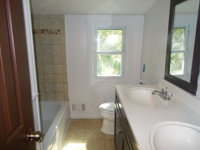 Building Photo - 70 Woodhill Dr