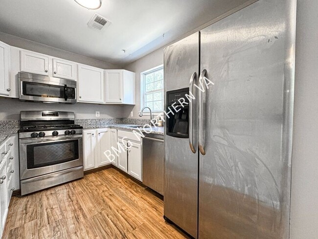 Building Photo - 635 Constellation Square SE