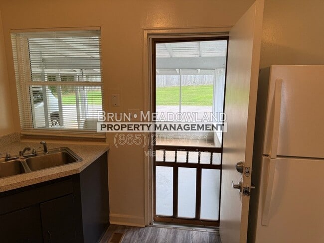 Building Photo - 3813 Woodlake Dr
