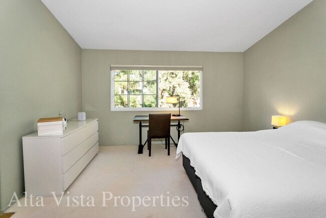 Building Photo - Beautiful Dual Master bedroom Townhome in ...