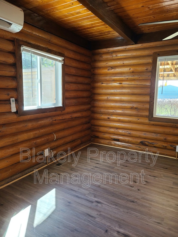 Building Photo - 15905 Ellis Ave